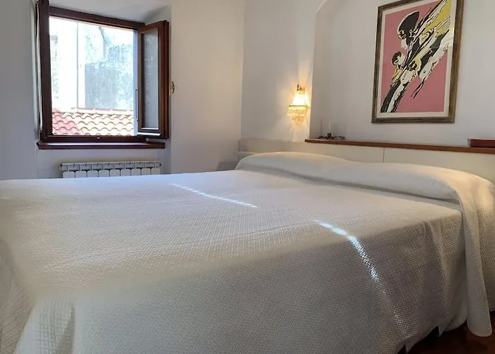La Casa Di Mezzo - The Middle House